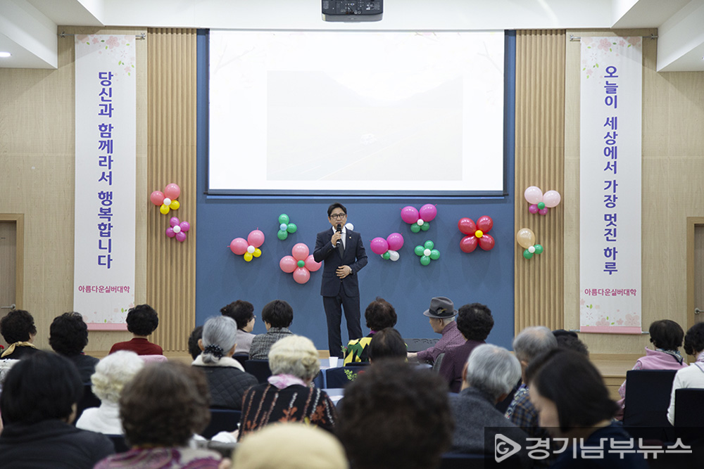 11일 아름다운실버대학에서 현경환 의원이 어르신들에게 축사 및 노래를 선사하고 있다.