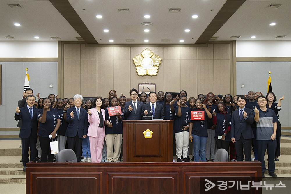 수원특례시의회 본회의장에서 기념촬영