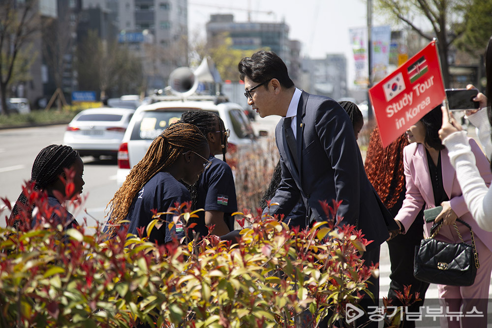 현경환 수원특례시의회 의원이 케냐 메리힐 여자 고등학교 학생들을 환영하고 있다. 11일(금) 수원시청 정문