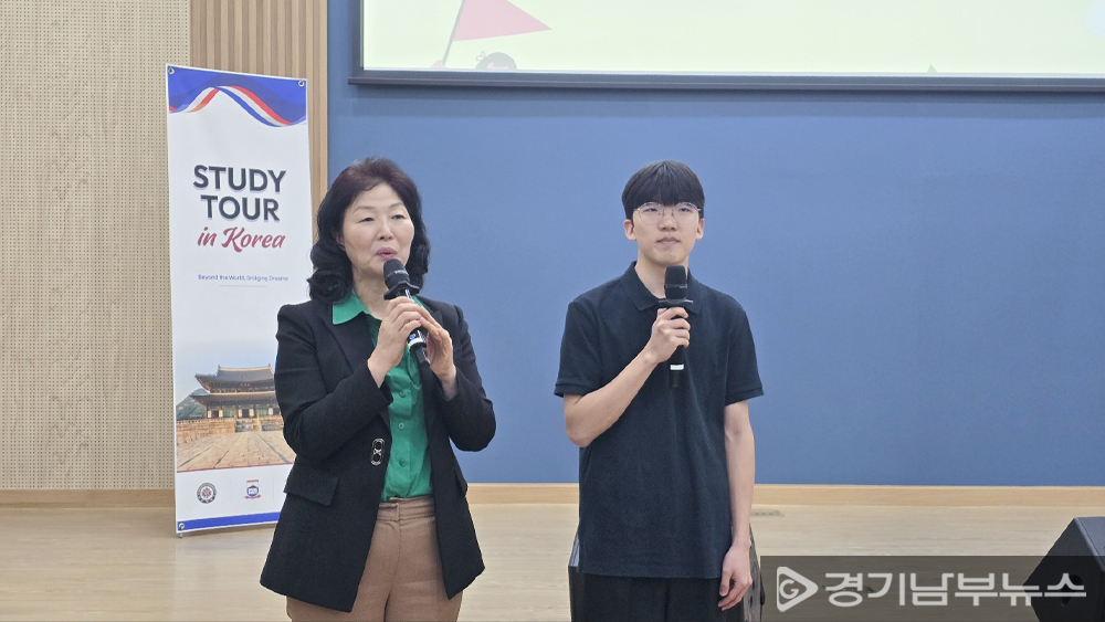 후원물품 전달식을 공동 주관한 ㈜피치파크게임즈 황옥분 대표의 인사말 모습