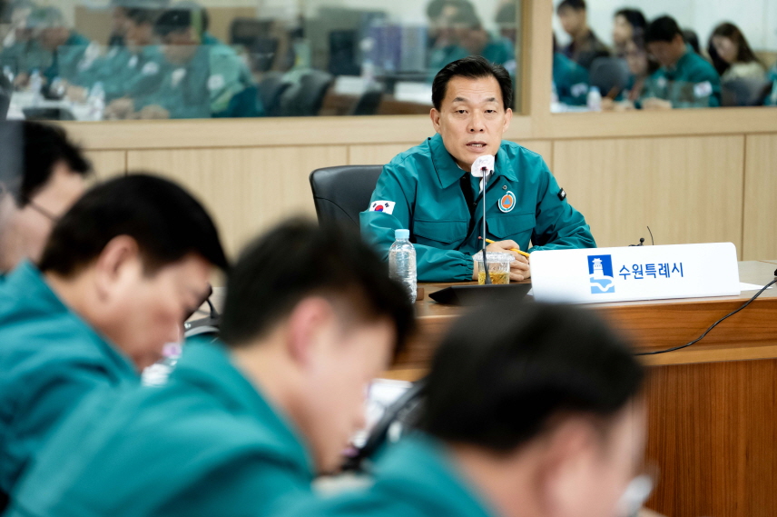 이재준 수원시장이 긴급대책회의에서 발언하고 있다.