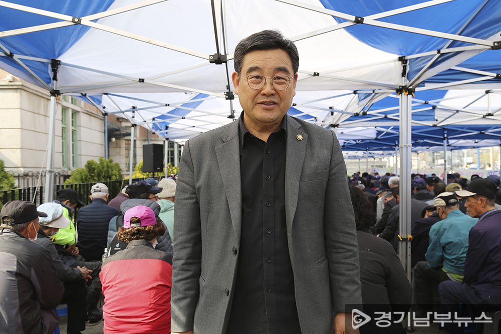 매주 월요일 2시에서 4시까지 서울역 광장에서 예배를 드리고 있는 임호성 목사