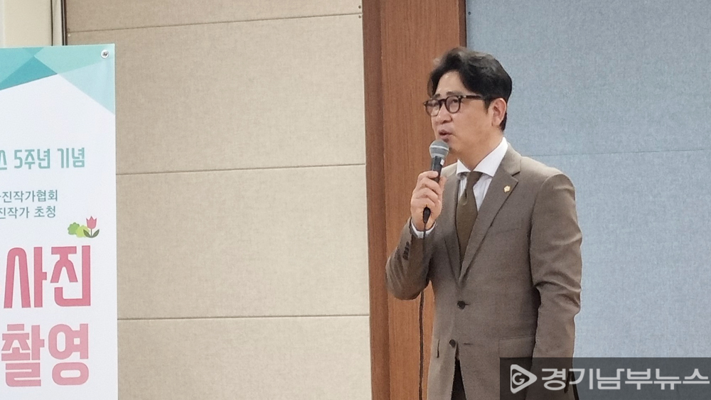 축사를 하는 현경환 수원특례시의원