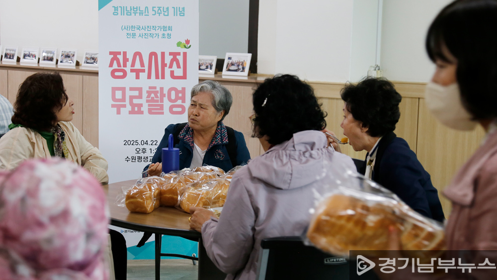 점심식사 후 제빵 선물을 받고 담소 나누는 시니어들