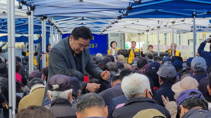 예배전 한 명 한 명에게 일일이 인사와 기도를 해주고 있는 임호성 목사