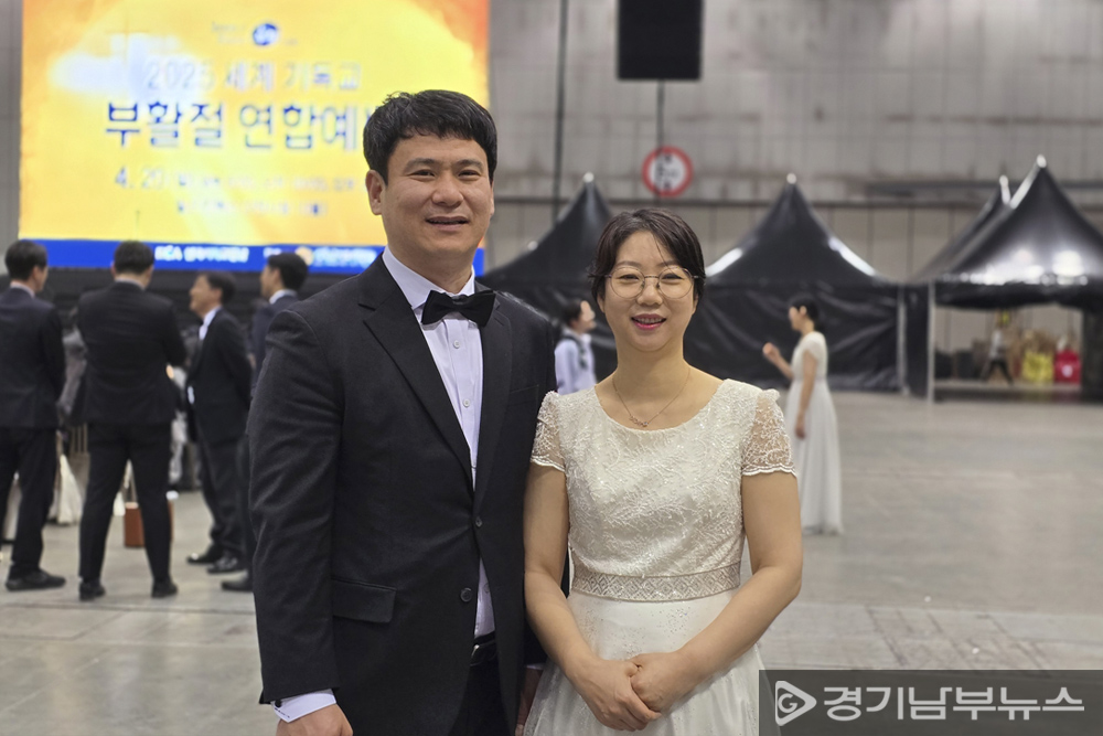 육가공 사업을 하는 남편 박창현 대표와 함께. '2025 세계기독교 부활절 연합예배' 무대에 선 부부(4월20일 일산킨텍스)