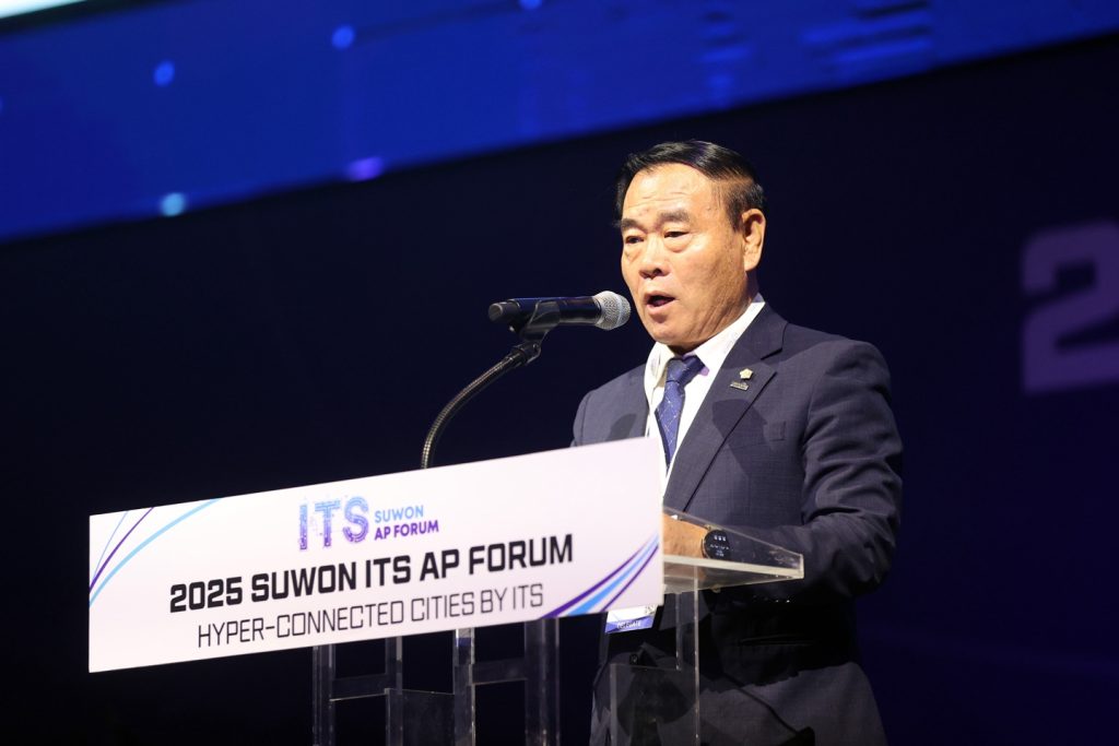 수원특례시 이재식 의장이 '2025 수원 ITS 아태총회 개막식'에 참석해 축사를 하고 있다.