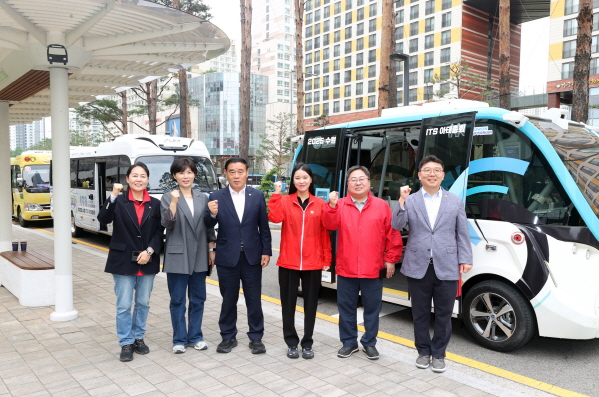 수원특례시의회 의재식 의장이 ‘2025 수원 ITS 아태총회’ 기술 시연을 위한 자율주행차량 시승행사에 참여하고 있다.