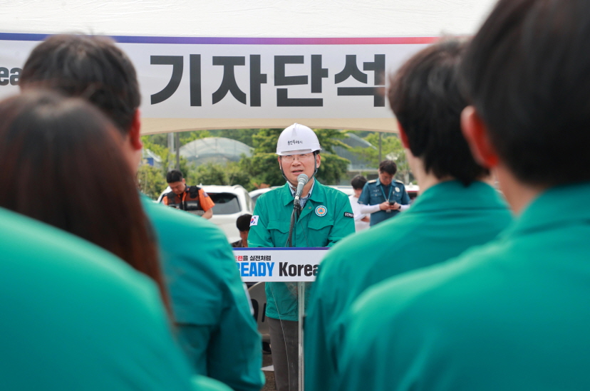 21일 구성역에서 이상일 시장이 훈련이 끝난 뒤 강평을 하고 있다.