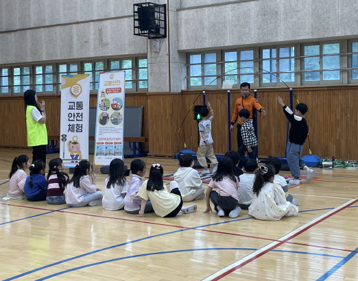 성남시 어린이 안전캠프에서 학생들이 교통안전을 배우고 있다.