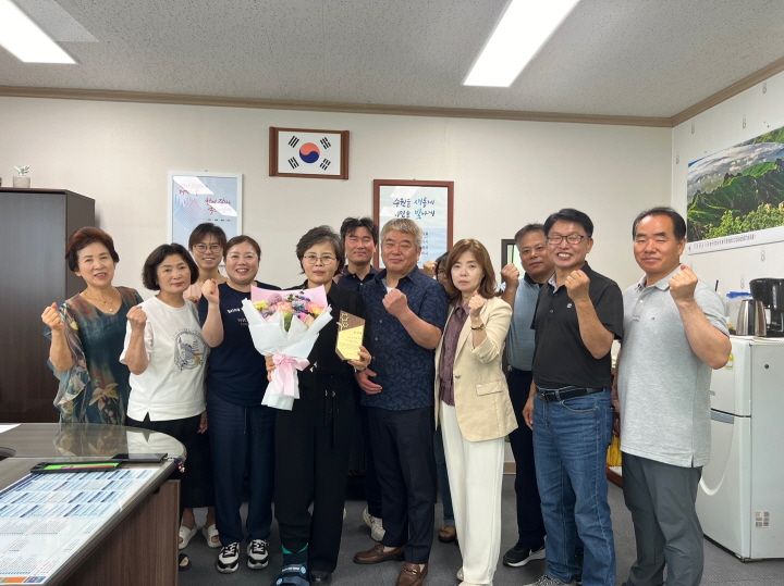 세류1동 행정복지센터에서 지성빌라 주민들로부터 김미경 의원이 감사패를 받고 함께 사진을 찍고 있다.