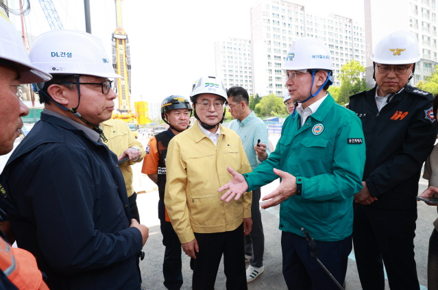 이상일 시장 서천동 크레인 전도 현장방문