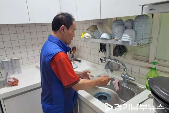 청와아파트에서 처음으로 수돗물을 틀고 있는 모습.