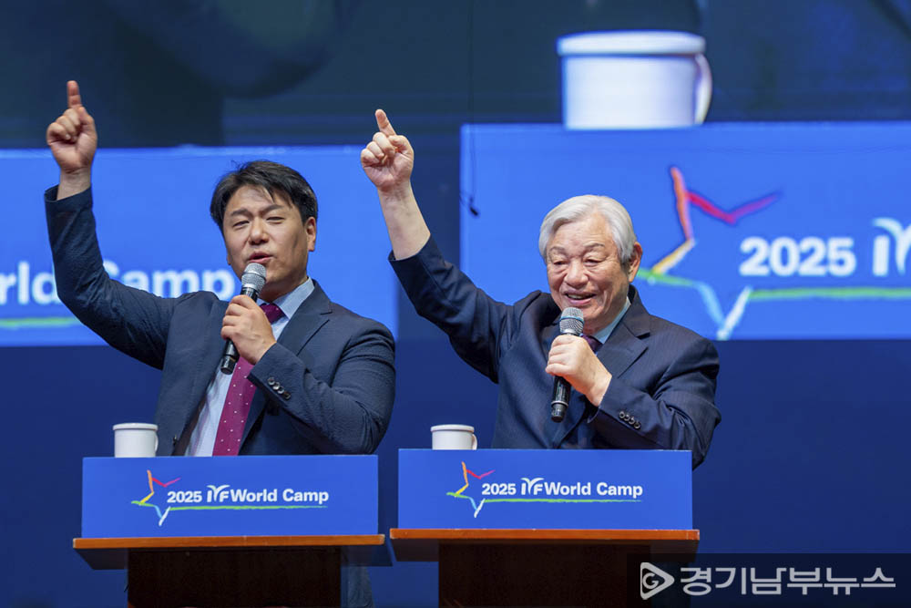 폐막식에서 격려 메시지 전하는 박옥수 설립자