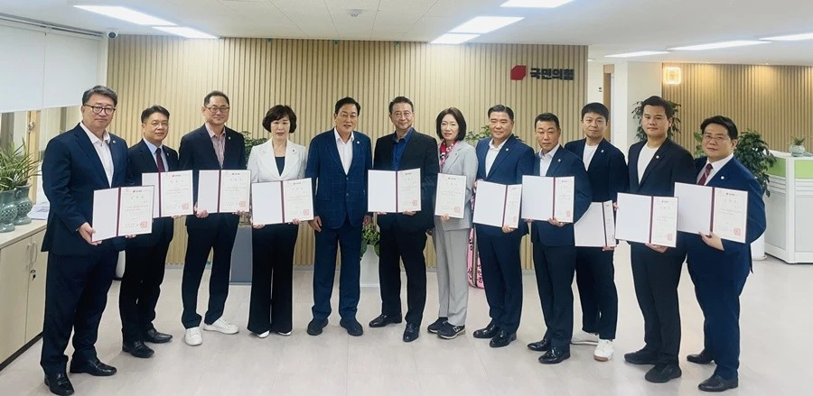 임명장을 받은 국민의힘 신임 대표단