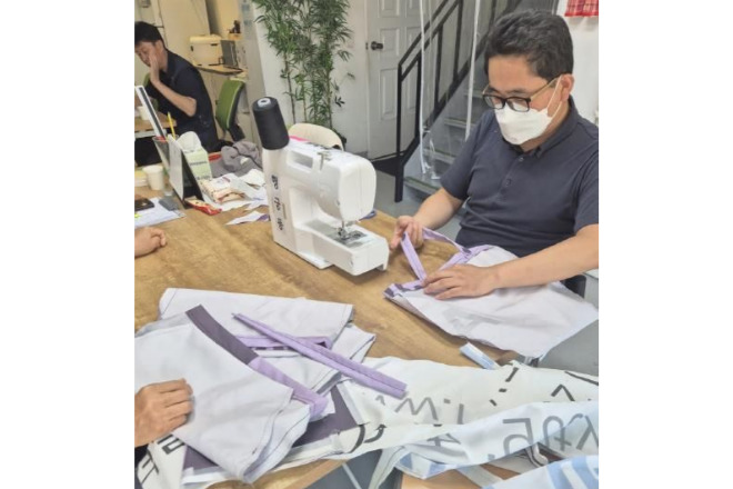 현수막으로 장바구니를 만드는 모습, 팔달구 행궁동 경기행복마을관리소