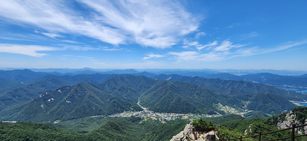 월악산에서 본 수리봉과 두루봉 및 대미산의 풍경 사진: 배건일, 경기남부뉴스