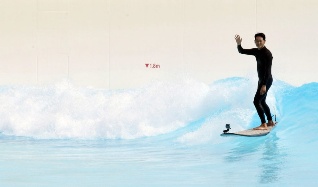 시흥웨이브파크에서 서핑 중인 모습