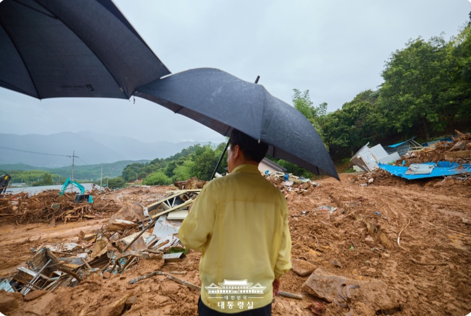 이재명 대통령이 집중호우로 큰 피해를 입은 경남 산청 지역을 직접 찾아 현장을 점검하고 있다.