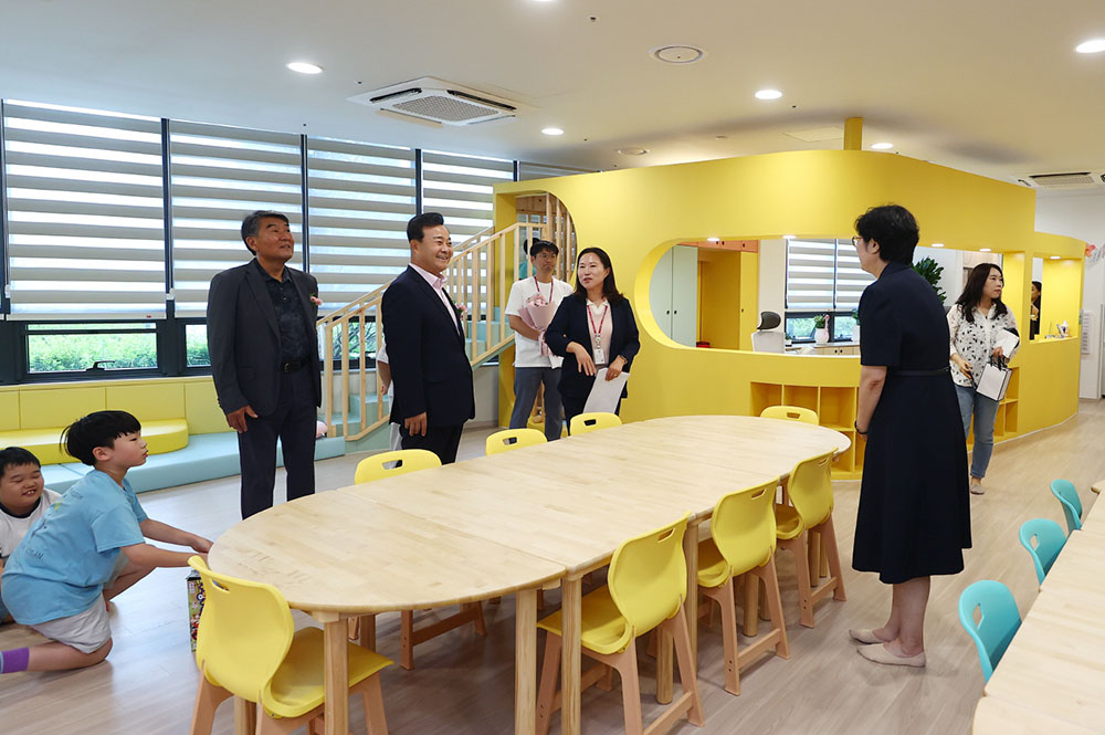 내손동 인덕원자이에스케이뷰 국공립어린이집 개소식후 내부를 들른 김성제 의왕시장