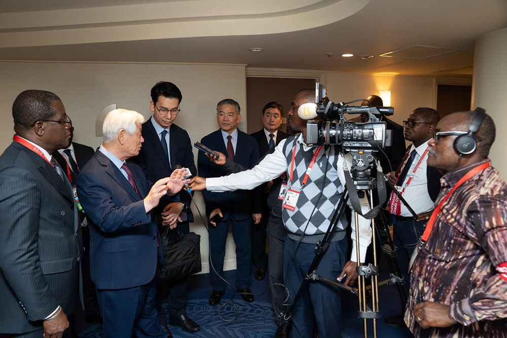 박옥수 IYF 설립자가 국영방송 RTI 등 현지 언론과 인터뷰를 진행하고 있다.