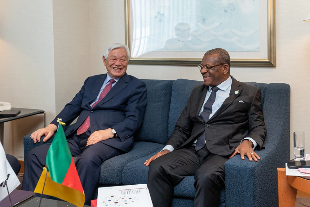 박옥수 IYF 설립자가 조셉 디옹 은구트(Joseph Dion Ngute)카메룬 총리와 일본 요코하마에서 대화를 나누고 있다. (2025. 8. 21). 사진:국제청소년연합