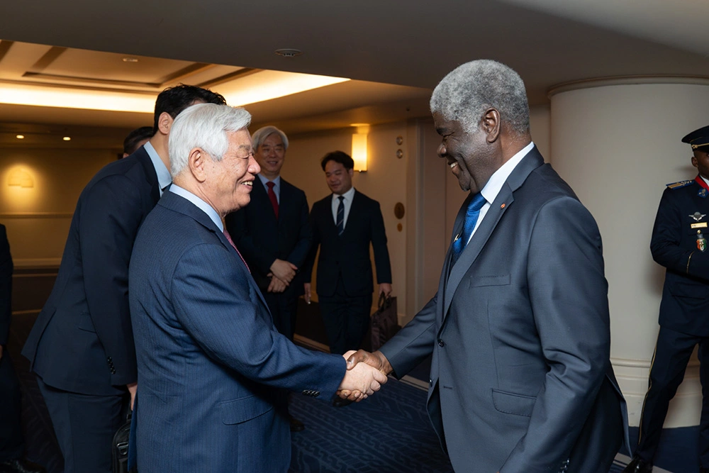 박옥수 IYF 설립자와 로베르 뵈그레 맘베(Robert Beugré Mambe) 코트디부아르 총리가 일본 요코하마에서 악수하며 인사를 나누고 있다. 19일(화) 요코하마/ 사진: 국제청소년연합