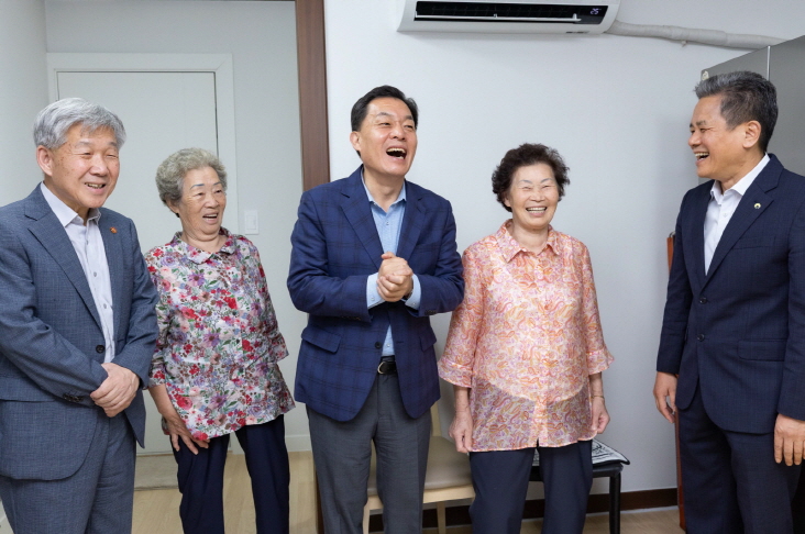 이재준 수원시장(가운데)이 집들이에 참석해 활짝 웃고 있다.